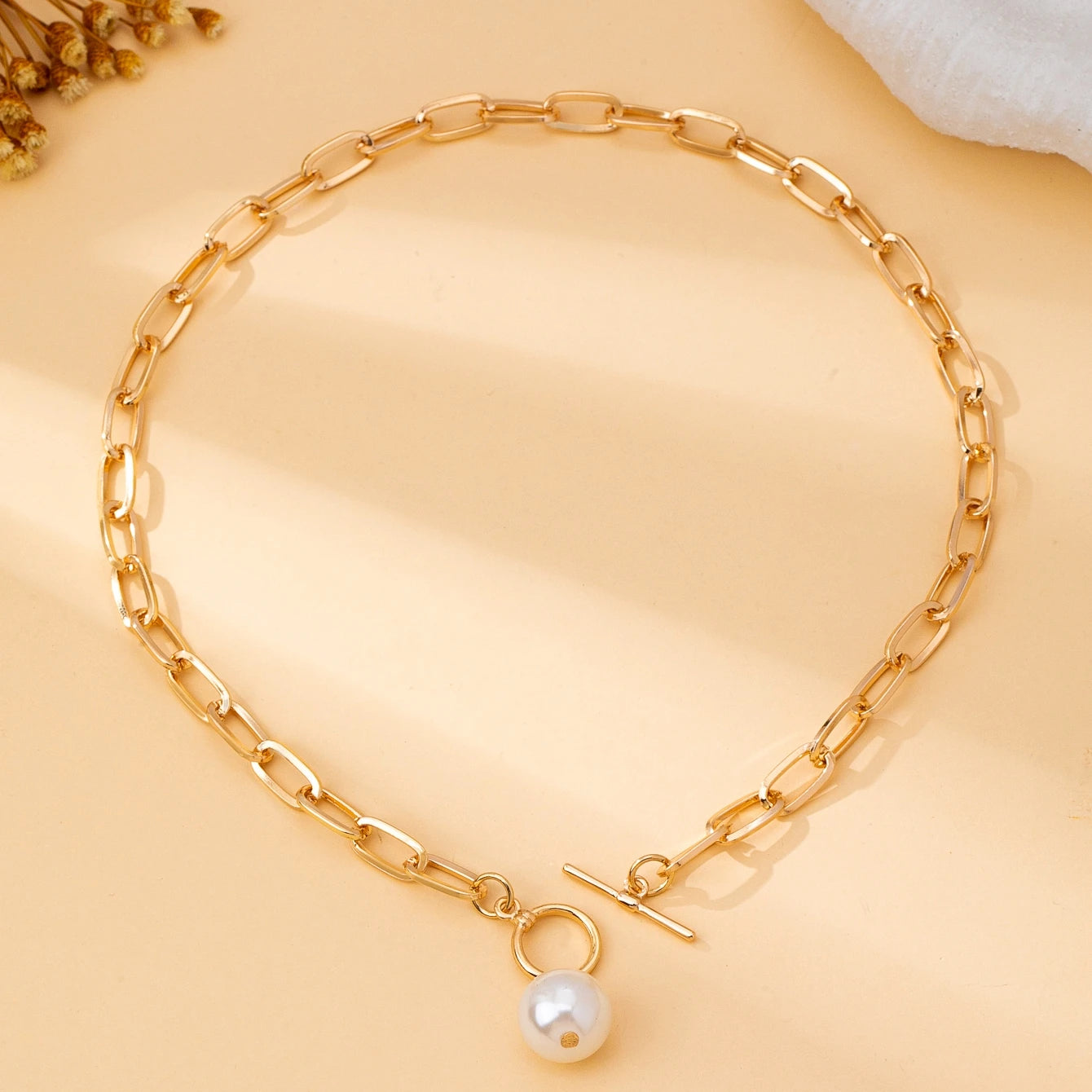 Women's Necklace Women's Simple Chain Necklace with Unique Clasp Design and Faux Pearl Pendant, Suitable for Daily Wear and Vacation Wear