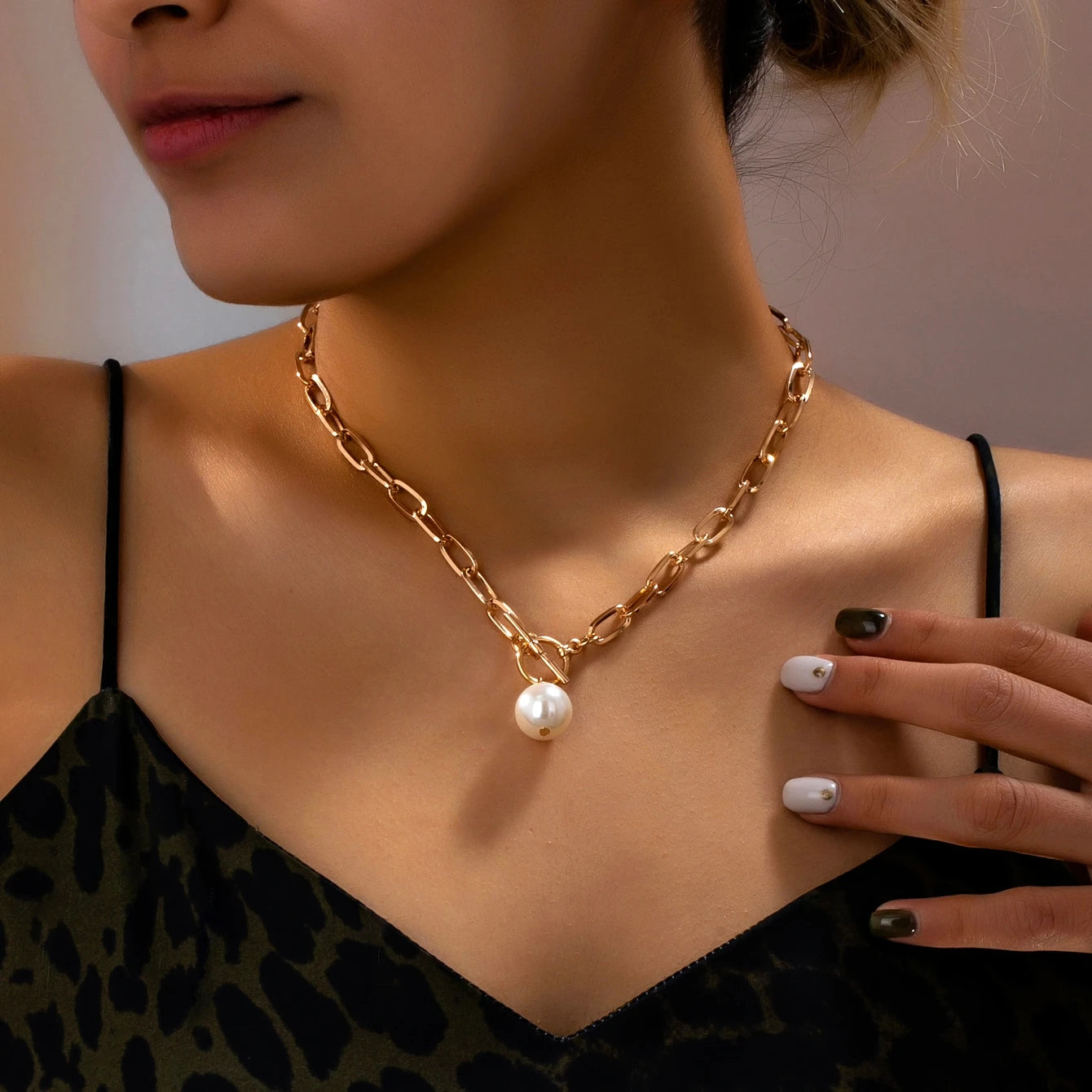 Women's Necklace Women's Simple Chain Necklace with Unique Clasp Design and Faux Pearl Pendant, Suitable for Daily Wear and Vacation Wear