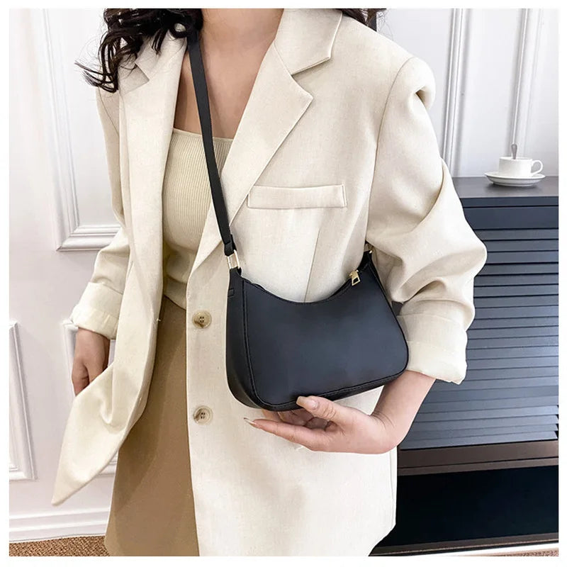 Fashionable and trendy solid-color handbag, simple and new small square bag.