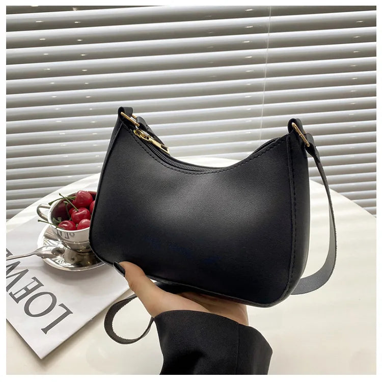 Fashionable and trendy solid-color handbag, simple and new small square bag.