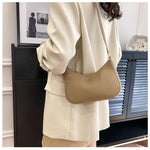 Fashionable and trendy solid-color handbag, simple and new small square bag.