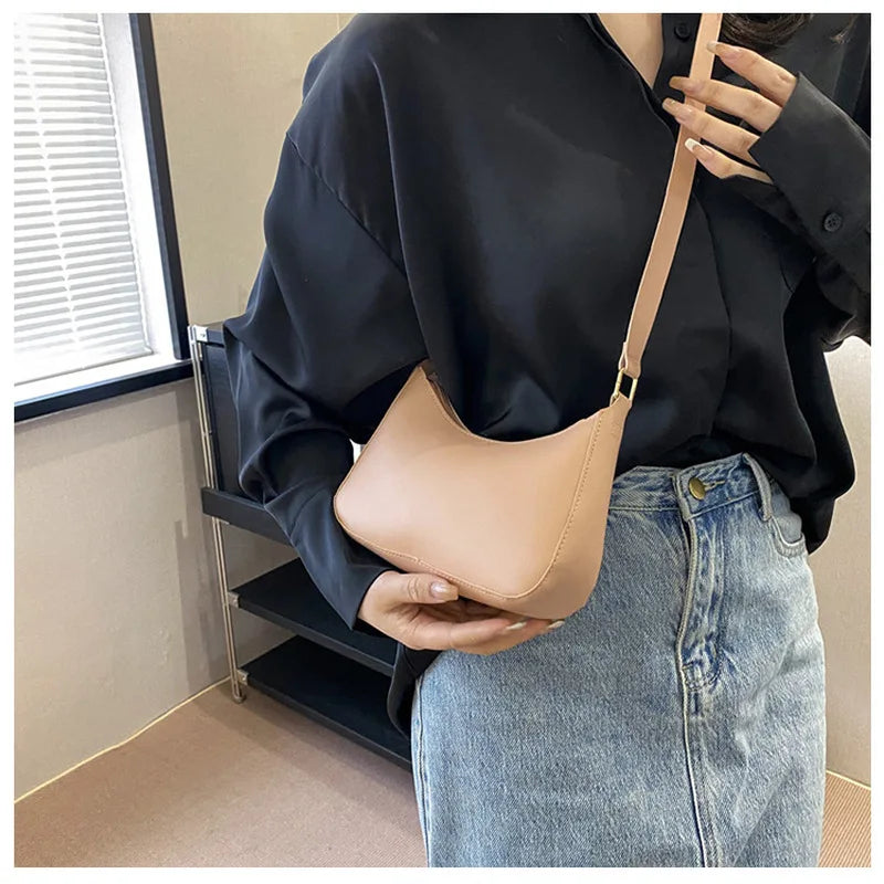 Fashionable and trendy solid-color handbag, simple and new small square bag.