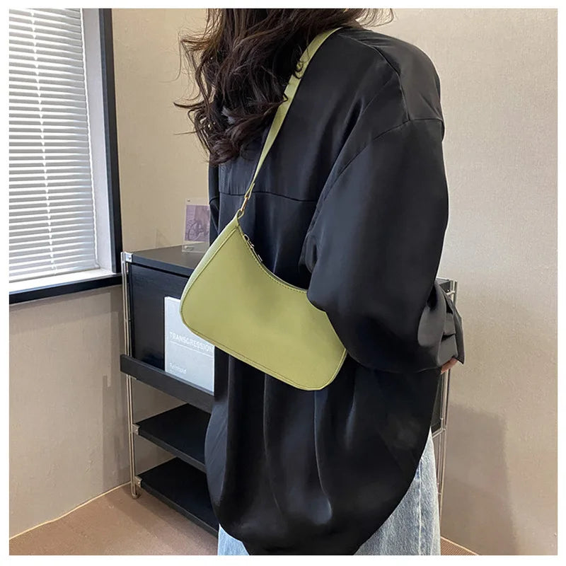Fashionable and trendy solid-color handbag, simple and new small square bag.