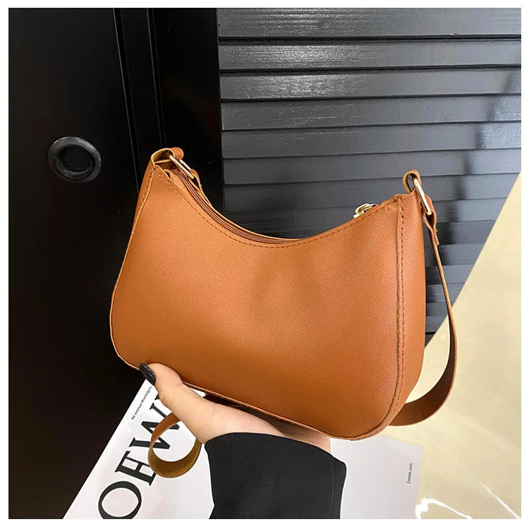 Fashionable and trendy solid-color handbag, simple and new small square bag.