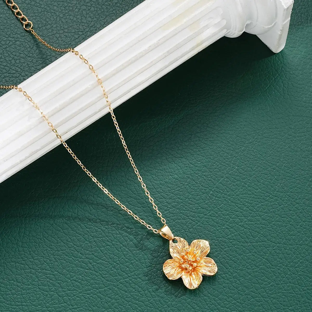 Fashionable cross-border floral necklace; light luxury clavicle chain; simple necklace; high-end jewelry for women