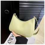 Fashionable and trendy solid-color handbag, simple and new small square bag.