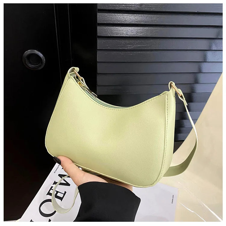 Fashionable and trendy solid-color handbag, simple and new small square bag.